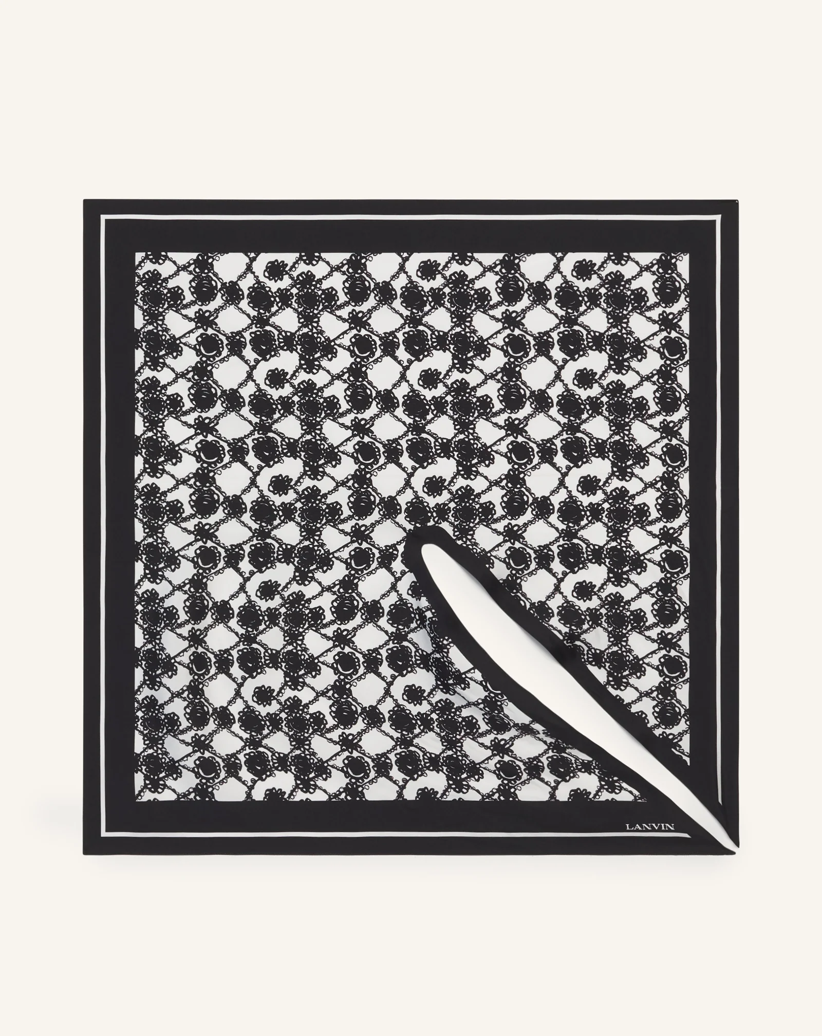 MARGUERITE MOTIF TOP WITH JEWELRY FASTENER - Image 3